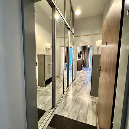 Royal City Centre Apartment - 2 Bedrooms 72 M2 - Ac - Balcony - Coffee Machine - Washer - Dryer -Parking Available Free Public Or Paid Private For 20 Euro Per Stay Please Read Our Emails * Poprád