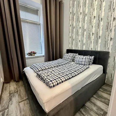 Royal Centre - 2 Bedrooms 72 M2 - Ac - Balcony - Coffee Machine - Washer - Dryer -parking Available Free Public Or Paid Private For 20 Euro Per Please Read Our Emails * Poprad
